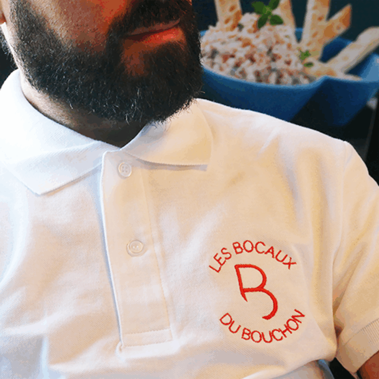 Broderie personnalisée sur polo blanc - Les Bocaux du Bouchon