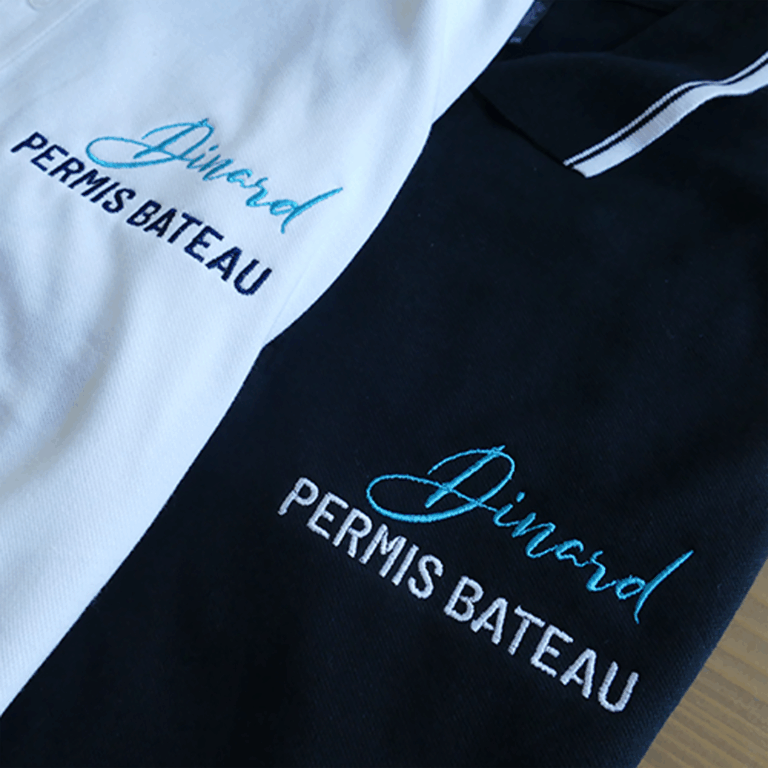 Polos brodés avec logo Dinard et texte Permis Bateau