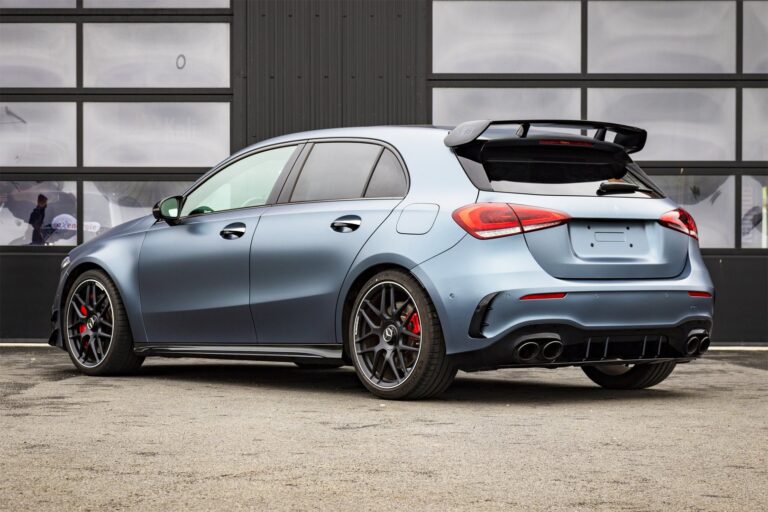 Mercedes AMG avec covering mat