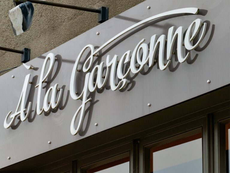 Enseigne À la Garçonne à Épiniac