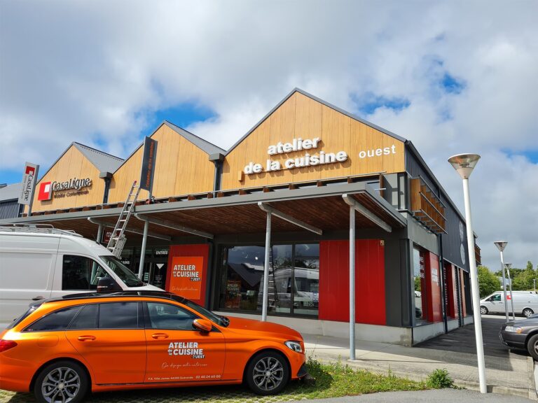 Enseigne extérieure d'un magasin Atelier de la Cuisine Ouest à Saint Molf Guérande