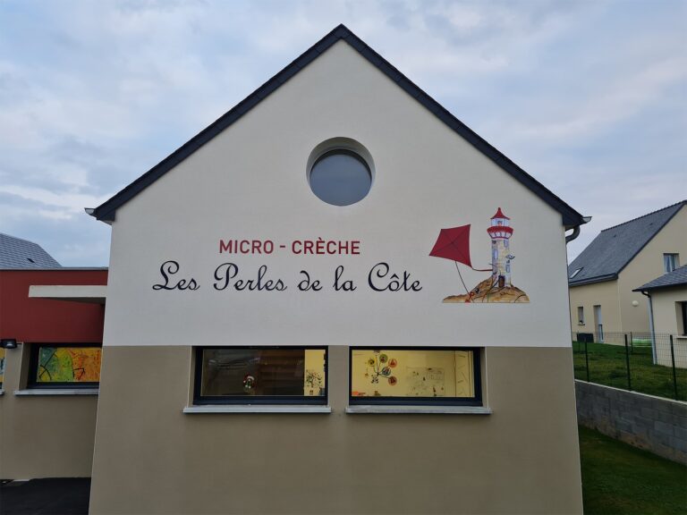 Enseigne extérieure de la micro-crèche Les Perles de la Côte à La Fresnais.