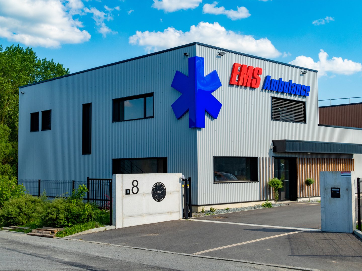 Bâtiment commercial EMS Ambulance avec enseigne à Le Tronchet, Plerguer, Miniac Morvan
