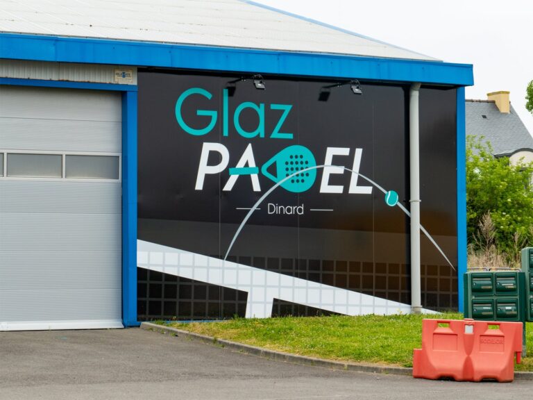 Enseigne Glaz PADEL Dinard sur bâtiment