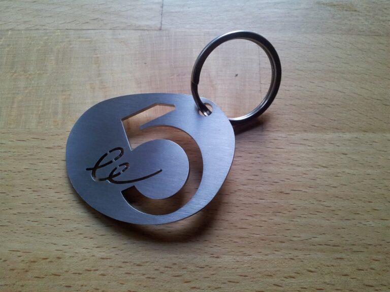 Porte-clés en métal avec le chiffre 5 gravé