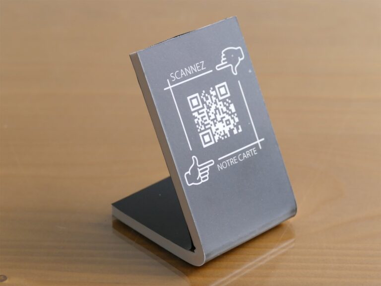 Support de téléphone en aluminium avec code QR imprimé