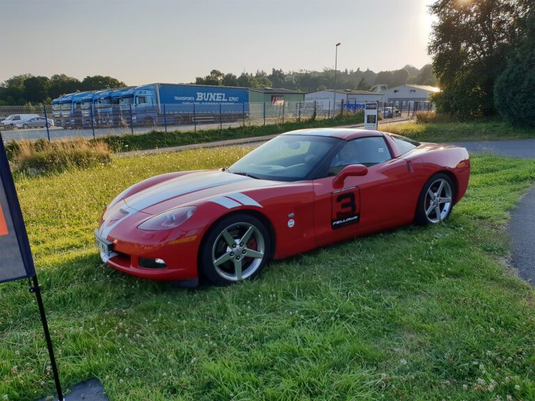 Chevrolet Corvette avec marquage sportif