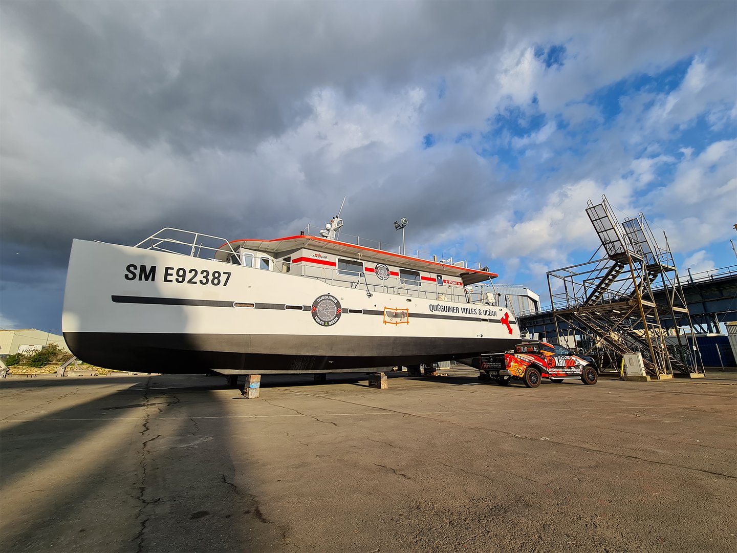 Bateau marquage SM E92387 dans un chantier naval avec véhicule Kalipub.