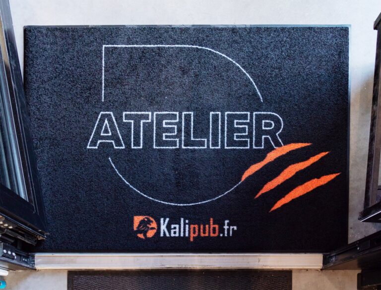 Tapis personnalisé avec logo Kalipub.fr et inscription Atelier