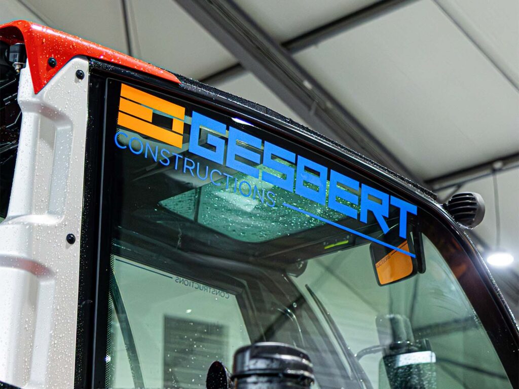 Lettrage adhésif satin chromé sur un chariot télescopique.