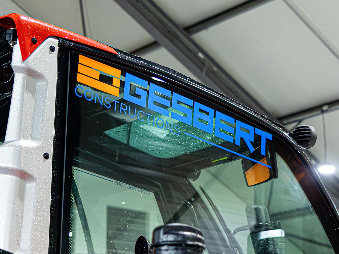 Lettrage adhésif satin chromé sur un chariot télescopique.