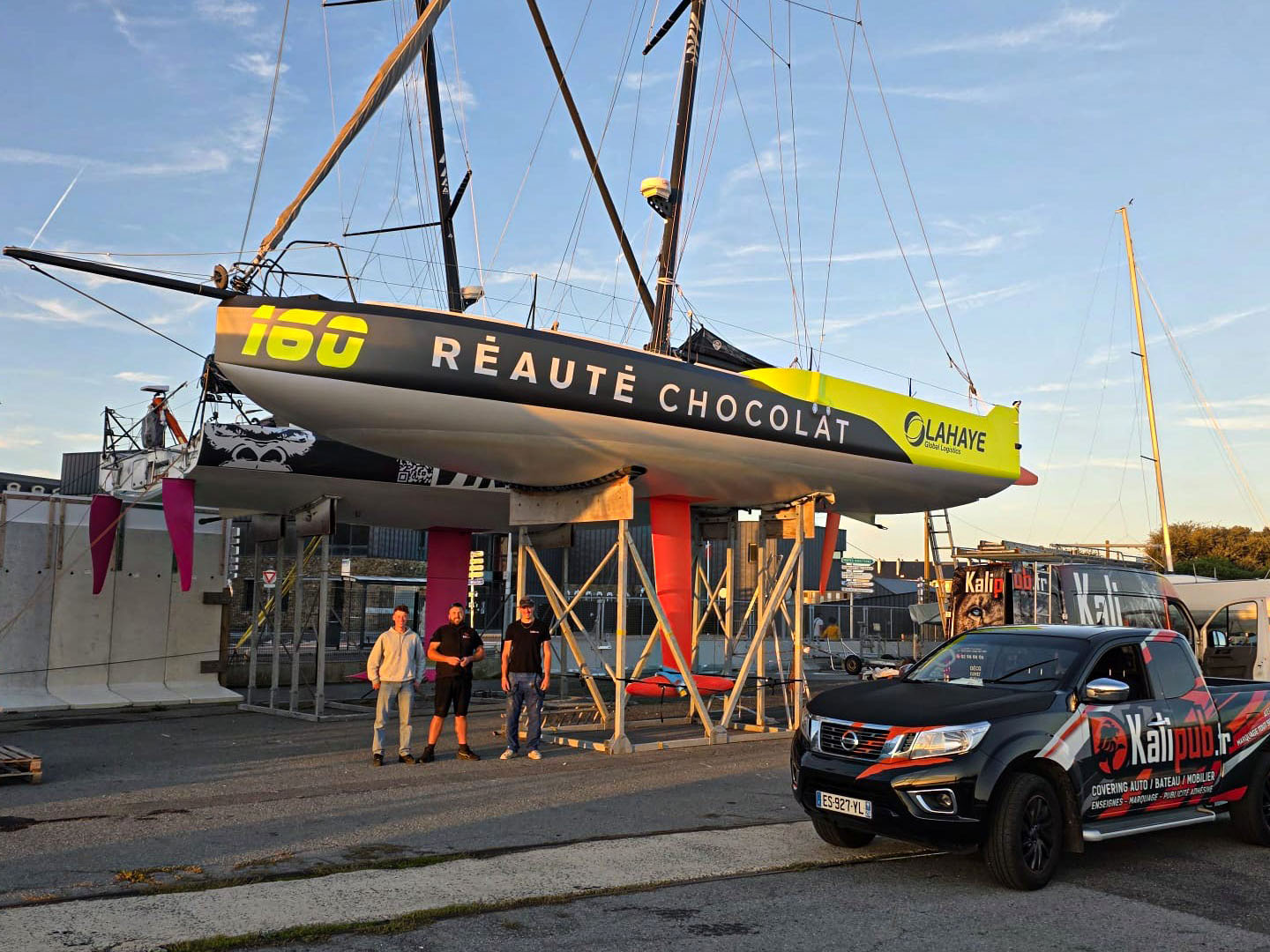 Class40 avec un total covering publicitaire par Kalipub à Saint Malo