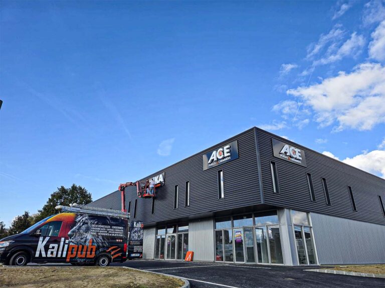 Pose d'une enseigne lumineuse à La Mézière