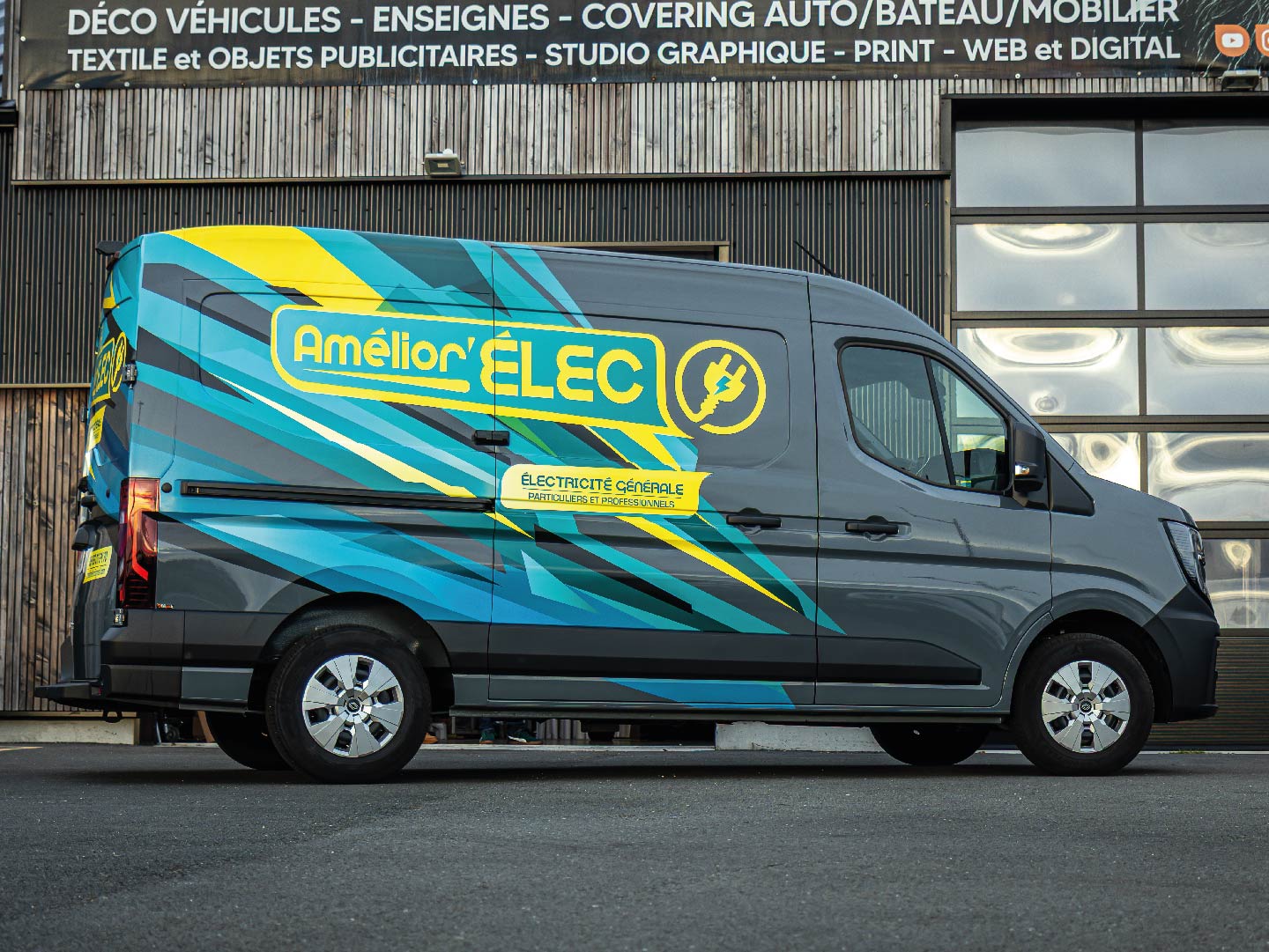 Renault Master avec un semi covering publicitaire pour Amélior Élec