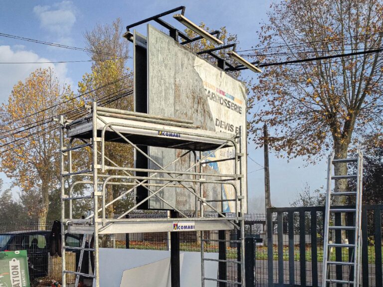 Ancien panneau publicitaire du garage Delko