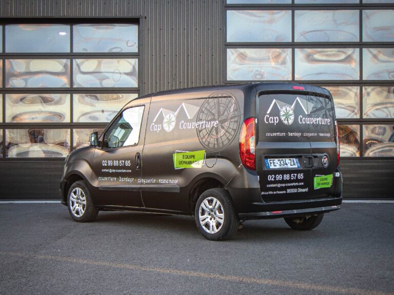 Photo de l'arrière d'un Fiat Doblo avec un total covering noir satin