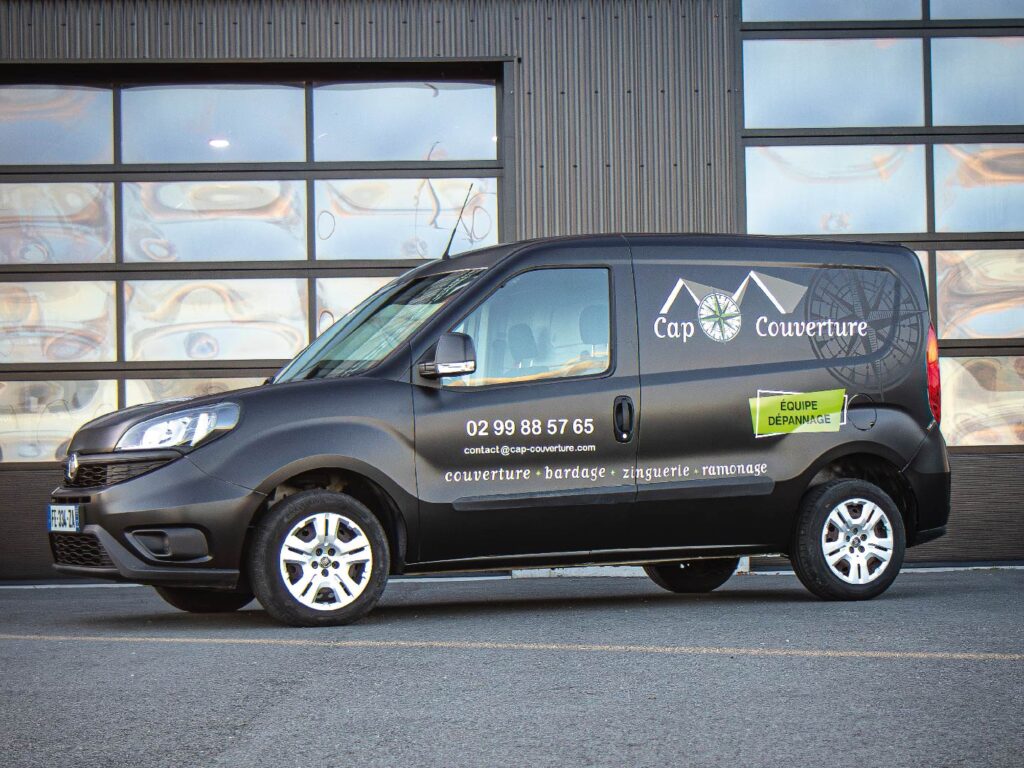 Photo d'un Fiat Doblo avec un total covering noir satin pour l'entreprise Cap Couverture
